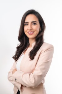 Businessfotografie Portrait einer selbstbewussten Frau in professionellem Business-Outfit. - photoart hübner business Porträt einer Frau in Businesskleidung für Personal Branding und Karrierefotos.