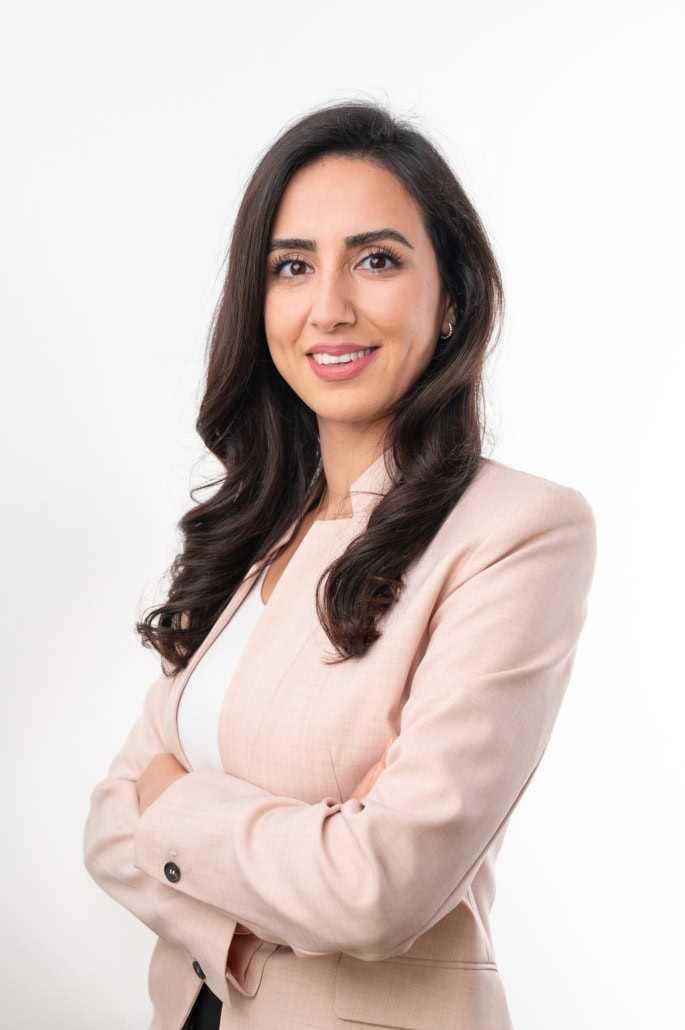 Moderne Geschäftsfrau in professioneller Kleidung, Selbstbewusst und freundlich, auf weißem Hintergrund. - photoart hübner business Geschäftsfrau, Business, professionell, Selbstbewusstsein, Erfolg, modern, freundlich, Portrait, wei.