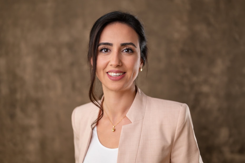 Geschäftsfrau in professionellem Business-Outfit vor neutralem Hintergrund - photoart hübner business Geschäftsfrau in Business-Kleidung vor neutralem Hintergrund.