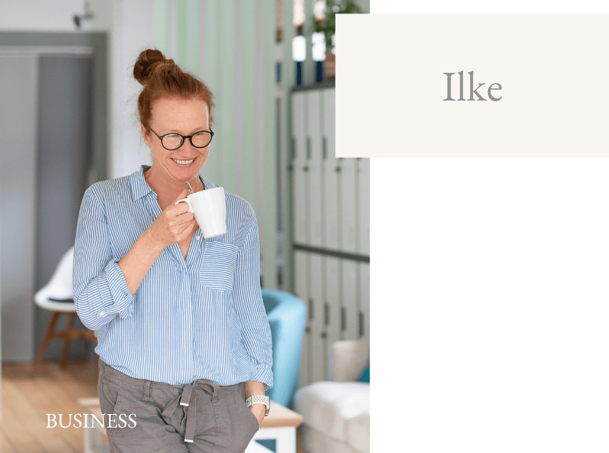 Frau mit Brille trinkt Kaffee im Büro, Business- und Personal-Branding-Foto.