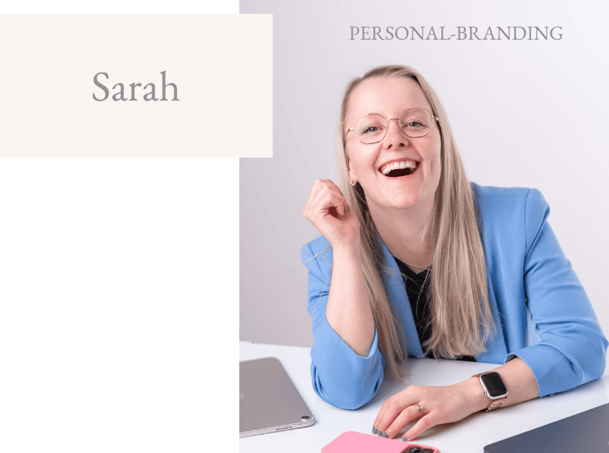 Lächelnde Frau in Businesskleidung bei Personal-Branding-Fotoshooting.