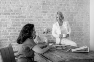 Zwei Frauen im Gespräch bei Businessfotos in einem modernen Büro.