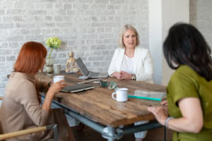Businessfotograf bei einem professionellen Fotoshooting in {Stadt} für Unternehmens- und Personal Br.