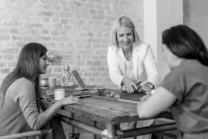 Frauen im Gespräch bei Business-Meeting, professionelle Beratung.