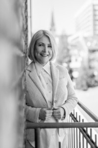 Business-Porträt einer professionellen Frau in Stadtumgebung.