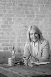 Businessfrau bei einem Fotoshooting im Büro, ideal für Unternehmens- und Personal Branding.