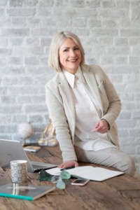 Professionelles Businessporträt einer Frau in einem modernen Büro.