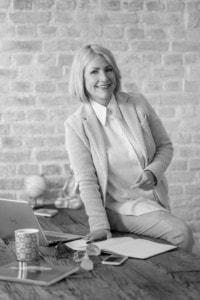 Professionelles Businessporträt einer Frau in Büroatmosphäre - photoart hübner business Frau in Businesskleidung bei Fotoshooting im Büro, professionelles Personal Branding.