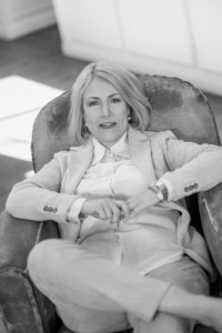 Moderne Businessfrau in entspannter Pose - photoart hübner business Businessfrau in entspannter Haltung auf einem Sessel.