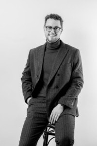 Businessfotografie Portrait eines Mannes in Businesskleidung - photoart hübner business Professionelles Businessportrait eines Mannes in Anzug und Brille.