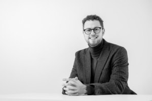 Businessfotografie Portrait eines Mannes in Businesskleidung - photoart hübner business Professionelles Businessportrait eines Mannes in Brille und dunklem Anzug.