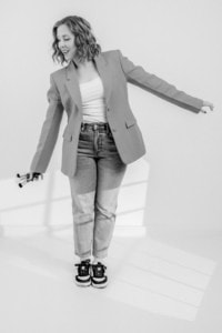 Moderne Business-Fotografie mit fröhlicher Frau in Business-Outfit - photoart hübner business Fröhliche Frau in Business-Outfit, die Freude und Selbstvertrauen ausstrahlt.