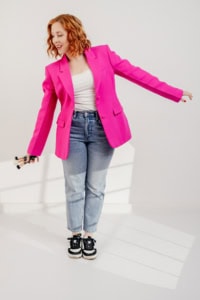 Moderne Businessfotografie mit Frau in pinkem Blazer - photoart hübner business Frau in pinkem Blazer posiert für professionelle Businessfotos.