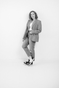 Moderne Businessfotografie für Personal Branding und Karriere - photoart hübner business Frau in Businessoutfit auf Eislaufschuhen, professionell und kreativ fotografiert.