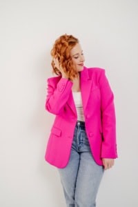 Moderne Businessfrau in pinkem Blazer - photoart hübner business Frau in pinkem Blazer für Business- und Personal Branding Fotos.