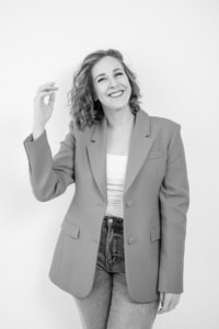 Businessfotografie Portrait Frau, lächelnd, professionell, in Businesskleidung, monochrome. - photoart hübner business Porträt einer lächelnden Frau in Businesskleidung für professionelle Fotos.