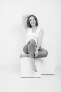 Businessfotografie Portrait einer lächelnden Frau auf weißem Hintergrund - photoart hübner business Lächelnde Frau in Businesskleidung für professionelle Personal Branding Fotos.