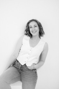 Moderne Businessporträtfotografie für Personal Branding - photoart hübner business Porträt einer lächelnden Frau in Businesskleidung, ideal für Karriere- und Unternehmensfotos.