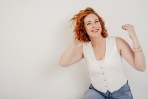 Moderne Businessfrau vor weißem Hintergrund - photoart hübner business Selbstbewusste Frau in Businesskleidung für Personal Branding und Karrierefotos.