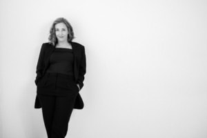 Moderne Business-Porträtfotografie von Frau in schwarzem Business-Outfit. - photoart hübner business Business-Porträt, professionelle Fotografie, Frau in Businesskleidung.