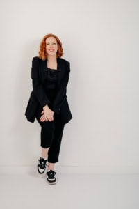 Moderne Business-Porträtfotografie von Frau in Businesskleidung vor weißem Hintergrund - photoart hübner business Business-Porträt einer Frau in professioneller Kleidung für Unternehmenswebsite und Marketing.