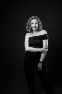 Businessfotografie Portrait einer Frau in Schwarz-Weiß - photoart hübner business Frau in Businesskleidung für professionelle Personal Branding Fotos.