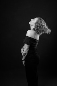 Businessporträt in Schwarz-Weiß - photoart hübner business Elegantes Businessportrait einer Frau in Schwarz-Weiß, professionell und selbstbewusst.