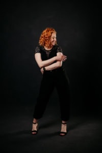 Businessfrau mit roten Locken, professionell im Studio fotografiert. - photoart hübner business Frau mit roten Locken, professionell im Studio für Business- und Personal Branding Fotos.