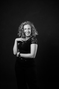 Porträt einer lachenden Frau in Businesskleidung, professionelle Unternehmensfotografie. - photoart hübner business Lächelnde Frau in Businessoutfit, ideal für Personal Branding und Karrierefotos.