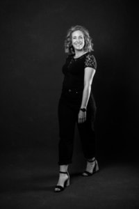 Businessportrait Frau vor dunklem Hintergrund - photoart hübner business Frau in Businesskleidung mit freundlichem Lächeln, professionell und selbstbewusst.