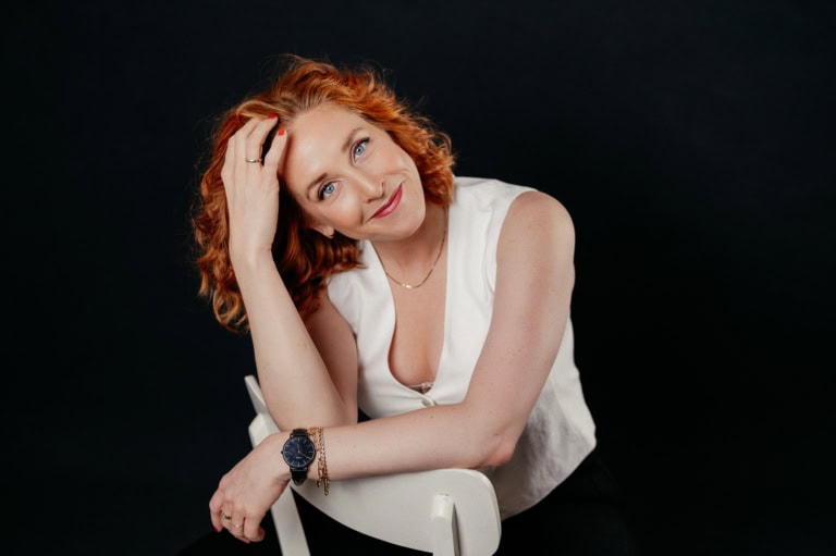 Moderne Portraitfotografie von Frau mit roten Haaren für Business- und Lifestyle-Shootings - photoart hübner business Frau mit roten Haaren, lächelnd, in professioneller Portraitaufnahme für Business- und Lifestyle-Fot.