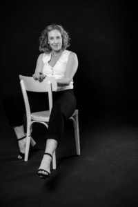 Businessfotografie Portrait Frau sitzend - photoart hübner business Frau in Businesskleidung sitzt auf einem Stuhl, professionelles Businessfoto.