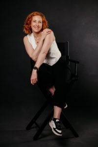 Businessfotografie mit professioneller Ausstrahlung - photoart hübner business Porträt einer Frau in Businesskleidung für Personal Branding und Karrierefotos.