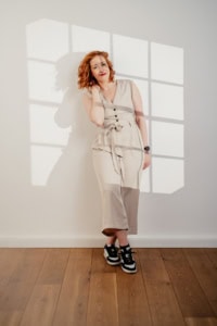 Moderne Businessfrau vor Fenster mit Schattenwurf - photoart hübner business Frau in Businesskleidung posiert vor Fenster, natürliche Beleuchtung, lockere Atmosphäre.