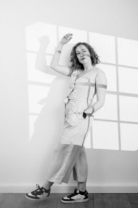 Businessfotografie Portrait mit natürlichem Licht - photoart hübner business Frau in Businesskleidung posiert vor Fenster mit Schattenwurf.