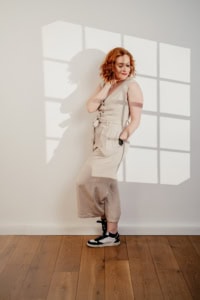 Moderne Businessfotografie mit natürlichem Licht - photoart hübner business Frau in Businesskleidung posiert vor Fenster mit Schattenwurf.