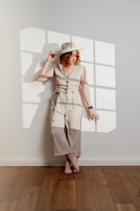 Moderne Businessfotografie mit natürlichem Licht - photoart hübner business Frau in eleganter Businesskleidung posiert vor Sonnenlicht und Schatten an der Wand.
