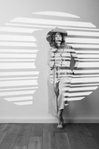 Kreatives Businessportrait mit Licht- und Schattenspiel - photoart hübner business Künstliches Lichtprojektionsdesign auf einer Frau in Businesskleidung, kreative Unternehmensfotograf.