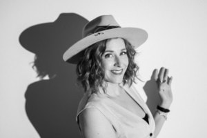 Businessfotografie Portrait mit Frau in Hut - photoart hübner business Frau in Hut für Business- und Personal Branding Fotos.