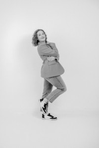 Businessfotografie Portrait einer jungen Frau in casual Kleidung - photoart hübner business Frau in Businessoutfit posiert selbstbewusst vor weißem Hintergrund.
