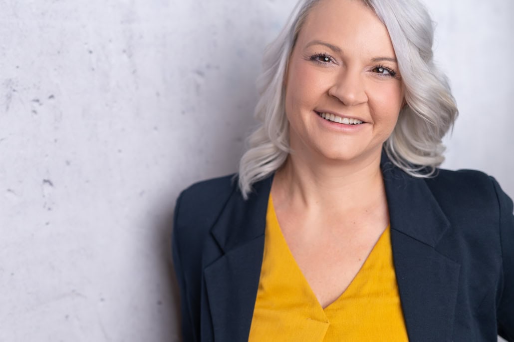 Moderne Business-Porträtfotografie von Frau mit grauem Haar in professioneller Kleidung - photoart hübner business Professionelles Business-Porträt für Unternehmenswebsite und Marketing.