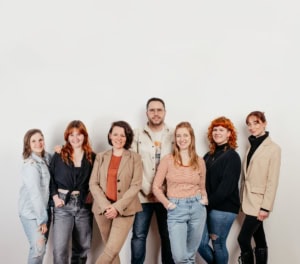 Teamfoto für Business-Fotografie bei Photoart Hübner. Professionelle Gruppenaufnahme mit vielfältigem Team vor neutralem Hintergrund. - photoart hübner business Teamfoto für Business-Fotografie bei Photoart Hübner, zeigt ein diverses Team vor neutralem Hintergr.